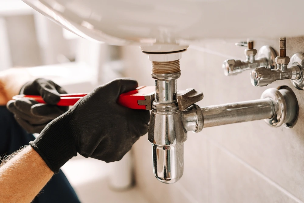 Plumbing Service Mand Fixing Pipe